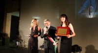 Il sindaco di Roseto Enio Pavone consegna il premio a Maria Grazia Cucinotta