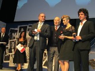 Emanuele Pecoraro premiato da Giuliano Montaldo con Greta Scarano e Giovanni Anzaldo